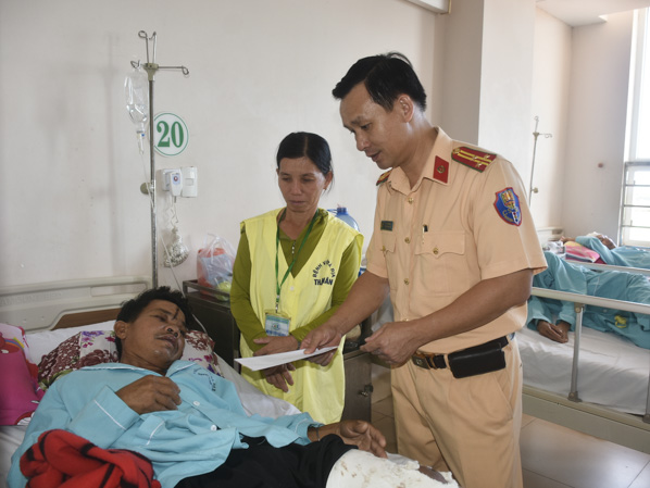 Đại diện Ban ATGT tỉnh thăm hỏi và tặng quà cho ông Nguyễn Hoàng Kiếm - nạn nhân bị TNGT có hoàn cảnh khó khăn đang điều trị tại Bệnh viện Bà Rịa.