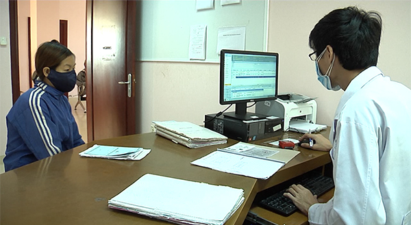 Bệnh nhân HIV/AIDS làm thủ tục đăng ký khám chữa bệnh BHYT tại BV Bà Rịa.
