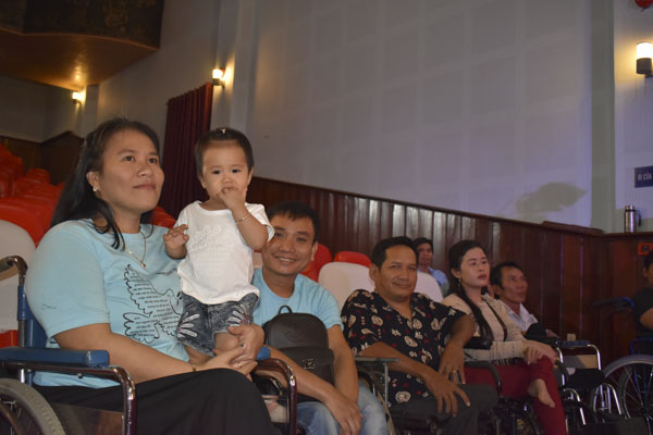 Gia đình anh chị Nguyễn Minh Thắng - Nguyễn Thị Diệu tại buổi giao lưu.