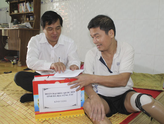 Ông Dương Minh Tuấn, Phó Trưởng Đoàn Đại biểu Quốc hội tỉnh thăm hỏi và tặng quà ông Nguyễn Văn Khánh, NKT có hoàn cảnh khó khăn ở TT.Ngãi Giao, huyện Châu Đức hồi tháng 7/2019.