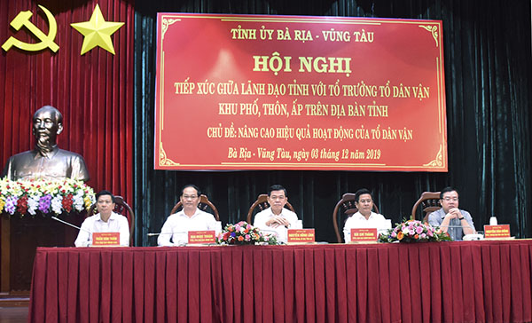 Ông Nguyễn Hồng Lĩnh, Ủy viên Trung ương Đảng, Bí thư Tỉnh ủy, Chủ tịch HĐND tỉnh (thứ ba từ phải qua) chủ trì hội nghị.