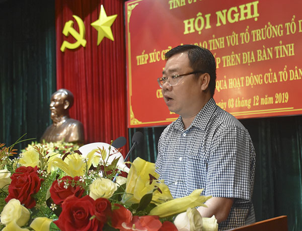 Ông Nguyễn Văn Đồng, Ủy viên Ban Thường vụ Tỉnh ủy, Trưởng Ban Dân vận Tỉnh ủy báo cáo về nâng cao hiệu quả hoạt động của Tổ Dân vận.
