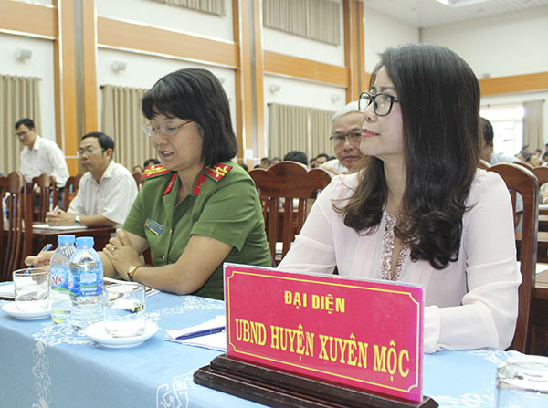 Bà Lê Thị Trang Đài (bìa phải), Chủ tịch UBND huyện Xuyên Mộc tham dự Hội nghị TXCT.