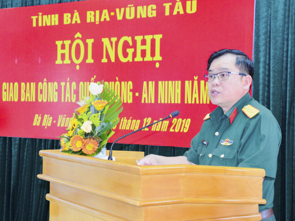 Đại tá Nguyễn Tâm Hùng, Chỉ huy phó - Tham mưu trưởng Bộ CHQS tỉnh báo cáo công tác quốc phòng - an ninh trên địa bàn tỉnh năm 2019.