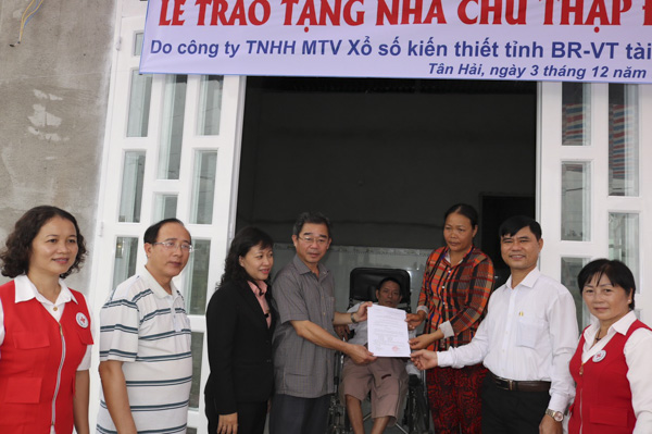 Ông Lê Văn Hậu, Chủ tịch Hội chữ thập đỏ tỉnh trao quyết định bàn giao nhà cho gia đình ông Vũ Văn Chi.