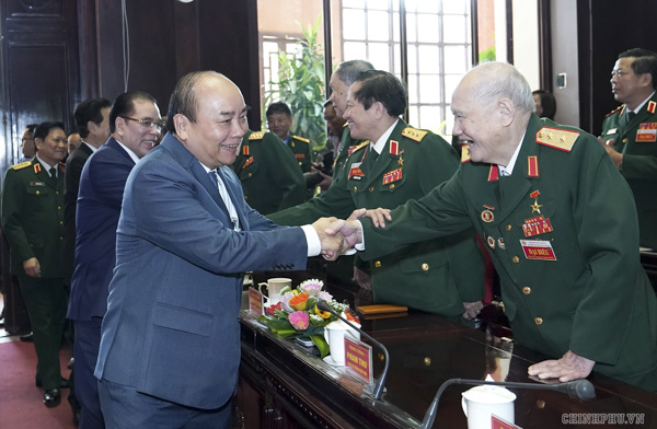 Thủ tướng Nguyễn Xuân Phúc chúc mừng các cựu chiến binh. 