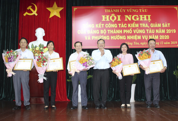 Ông Nguyễn Đăng Minh, Phó Bí thư Thường trực Thành ủy Vũng Tàu trao Giấy khen cho các tập thể có thành tích xuất sắc trong thực hiện công tác kiểm tra, giám sát năm 2019.