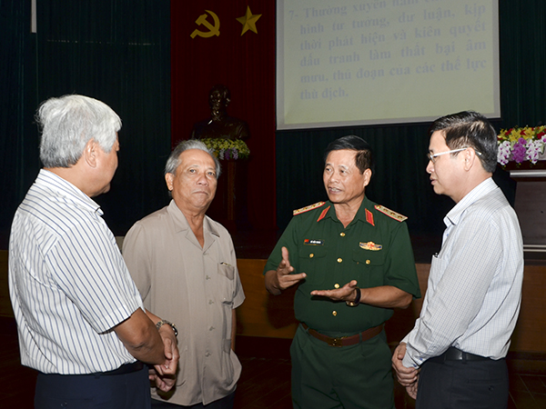 PGS-TS, Thượng tướng, Anh hùng Lực lượng vũ trang nhân dân Võ Tiến Trung trao đổi với các đại biểu bên lề hội nghị.