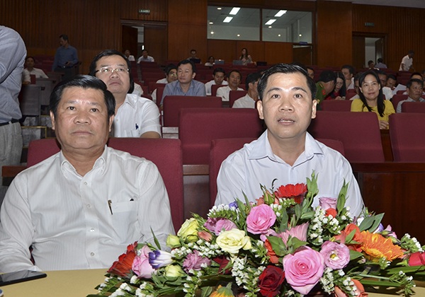 Ông Nguyễn Văn Xinh (bìa trái), Ủy viên Ban Thường vụ Tỉnh ủy, Trưởng Ban Tuyên giáo Tỉnh ủy tham dự hội nghị.