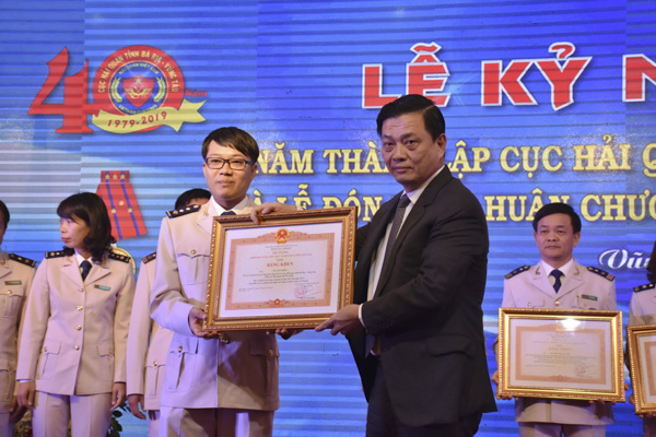 Ông Nguyễn Thành Long, Quyền Chủ tịch UBND tỉnh trao tặng Bằng khen của Thủ tướng Chính phủ cho các cá nhân đã có nhiều thành tích xuất sắc trong công tác.