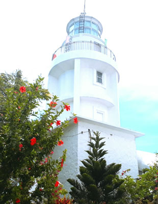 Ngọn hải đăng Vũng Tàu trên đỉnh núi Nhỏ được xây dựng có kiểu dáng, mỹ thuật kiến trúc cổ điển được xem là biểu tượng của thành phố biển Vũng Tàu hơn 100 năm qua. 