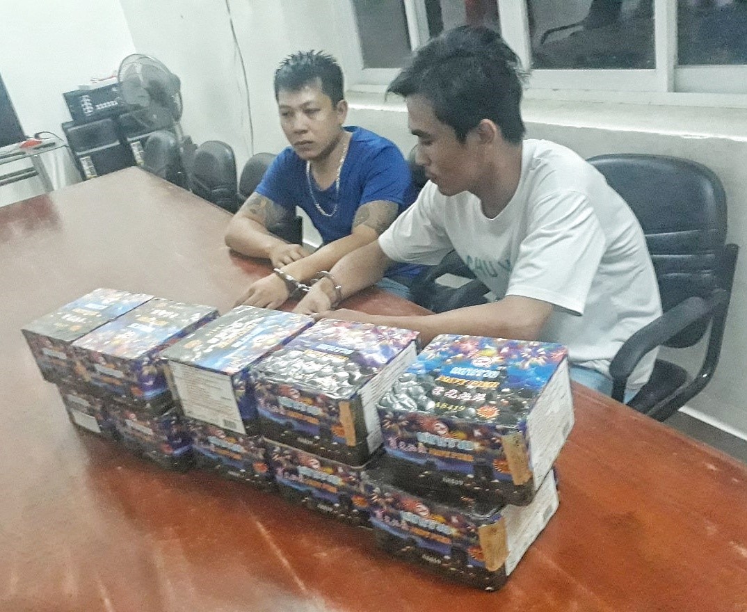 Đối tượng Đặng Văn Tâm (trái) và Hồ Thanh Phong bị lực lượng Biên phòng bắt giữ về hành vi mua bán pháo trái phép.