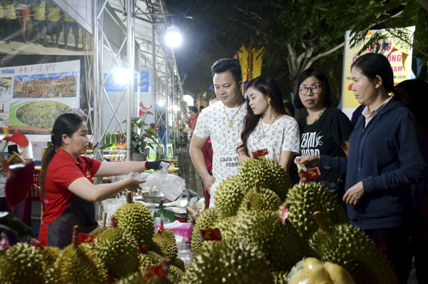 Khách hàng chọn mua sầu riêng của Công ty sầu riêng Long Thủy (Lâm Đồng) tại hội chợ.