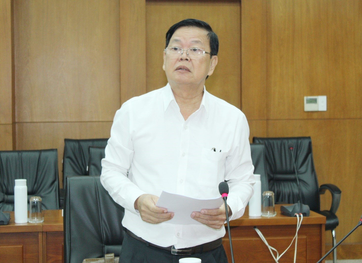 Ông Nguyễn Hoàng Tùng, Bí thư Huyện ủy Côn Đảo báo cáo kết quả thực hiện Nghị quyết Đại hội Đảng bộ huyện nhiệm kỳ 2015-2020.