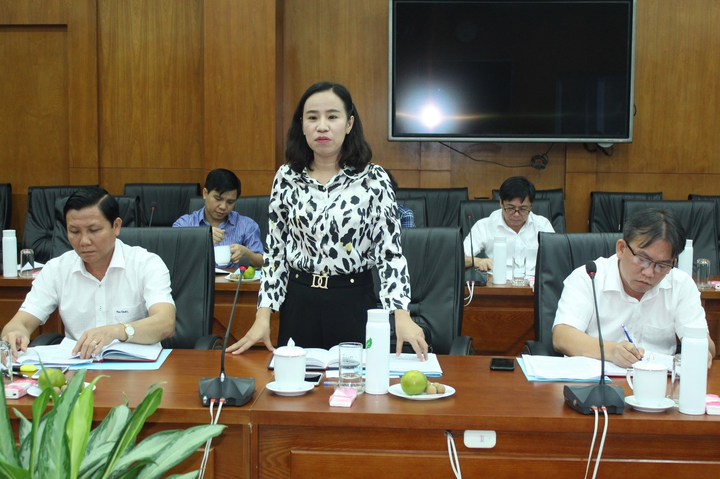 Bà Võ Ngọc Thanh Trúc, Phó Trưởng Ban Tổ chức Tỉnh ủy đề nghị Ban Thường vụ Huyện ủy Côn Đảo quan tâm hơn nữa công tác phát triển đảng viên mới.