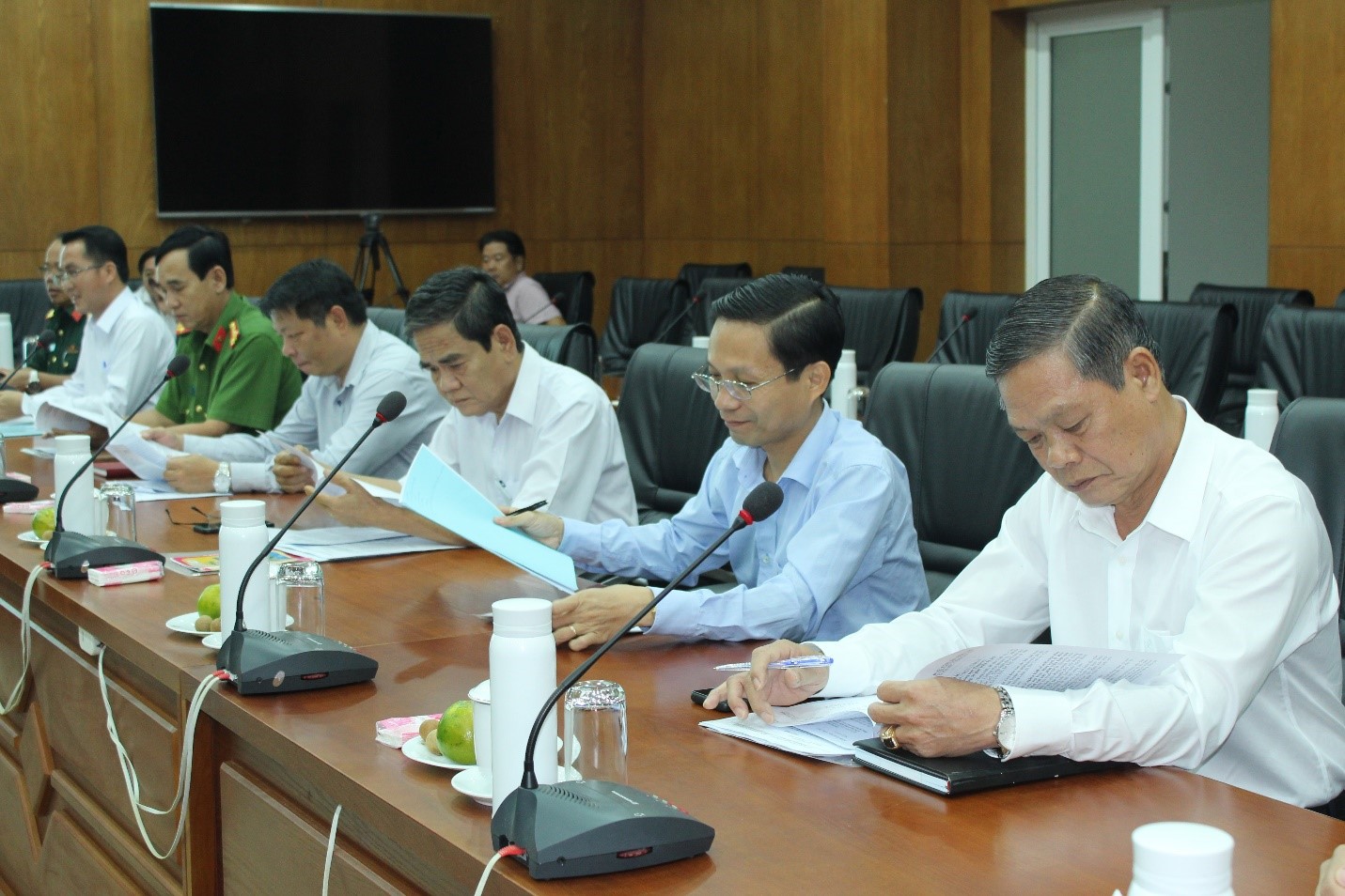 Các đồng chí trong Ban Thường vụ Huyện ủy Côn Đảo tham dự buổi làm việc.