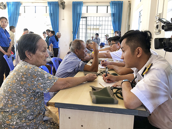 Y, bác sĩ Vùng 2 Hải quân khám bệnh cho người dân xã Phước Tân.