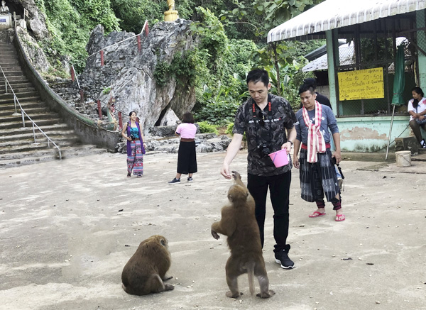 Du khách cần tìm hiểu kỹ lịch trình, dịch vụ đi kèm khi mua tour để có một chuyến du lịch vui vẻ, ý nghĩa. Trong ảnh: Du khách tham quan Động Khỉ (tỉnh Chiang Rai, Thái Lan). Ảnh: MỸ LƯƠNG