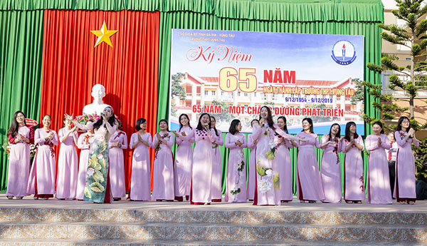 Thầy cô giáo Trường THPT Vũng Tàu thể hiện ca khúc “Nhớ Ơn Thầy Cô” tại lễ kỷ niệm.