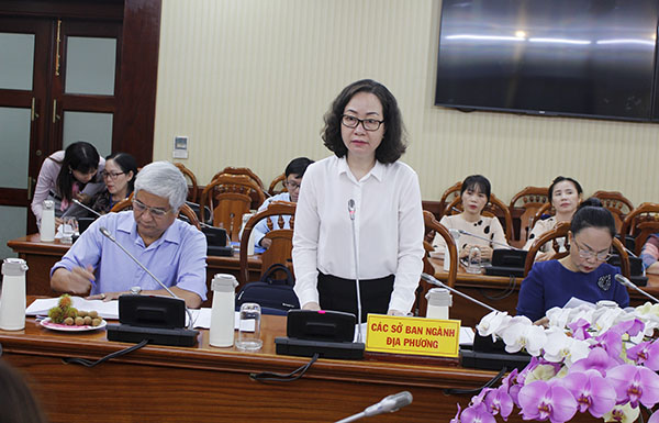 Bà Trần Thị Ngọc Châu, Phó Giám đốc Sở GD-ĐT báo cáo tóm tắt công tác phổ cập GDMN trẻ 5 tuổi.