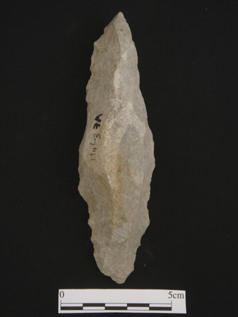 Công cụ đá hình răng trâu được  cư dân cổ chế tác tại công xưởng  Hòn Cau, Côn Đảo.