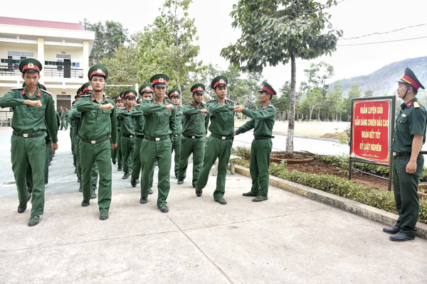 Huấn luyện điều lệnh Quân đội cho chiến sĩ trẻ.