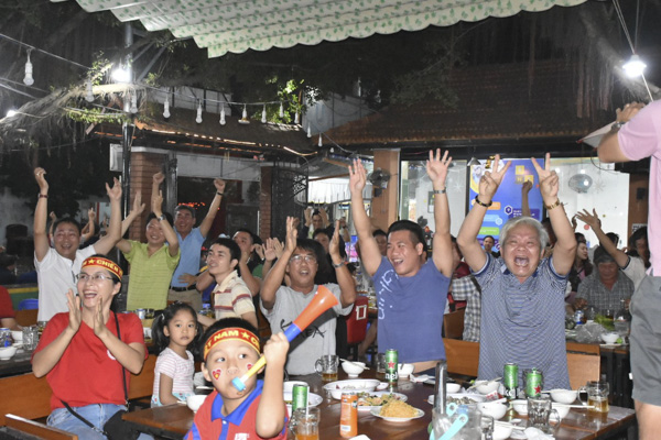 Cổ động viên vở òa khi Việt Nam mở tỉ số 1-0.
