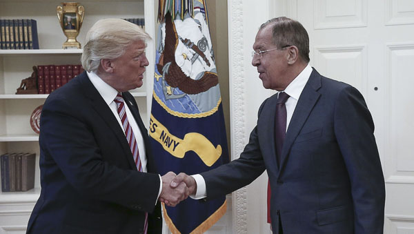 Tổng thống Mỹ Donald Trump (trái) và Ngoại trưởng Nga Sergei Lavrov trong cuộc gặp tại Nhà Trắng ngày 10/5/2017. 