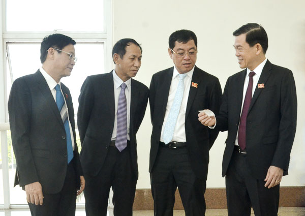Ông Nguyễn Hồng Lĩnh, Ủy viên Trung ương Đảng, Bí thư Tỉnh ủy,  Chủ tịch HĐND tỉnh trao đổi với các đại biểu bên lề Kỳ họp.