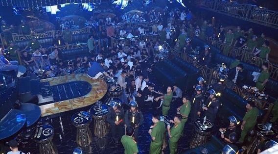 Lực lượng Công an tỉnh Đồng Nai kiểm tra quán bar COSMO, nằm trong khuôn viên Khách sạn Central Park (TP.Biên Hòa)