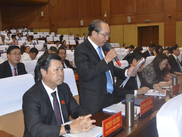 Đại biểu Huỳnh Văn Hồng chất vấn những giải pháp xử lý nợ đọng BHXH.