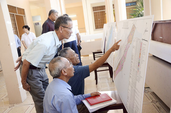 Người dân xem đồ án điều chỉnh quy hoạch phân khu tỷ lệ 1/2000 khu du lịch Chí Linh - Cửa Lấp (TP. Vũng Tàu) tại buổi họp.