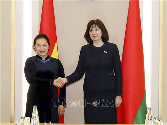 Chủ tịch Quốc hội Nguyễn Thị Kim Ngân và Chủ tịch Thượng viện Belarus Natalia Kochanova.