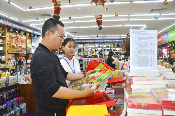  Khách chọn mua lịch Tết tại nhà sách Fahasa Hải Đăng Vũng Tàu (siêu thị Lotte Mart, đường 3/2, TP.Vũng Tàu).  