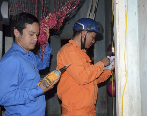 Nhân viên Điện lực Xuyên Mộc và ĐVTN xã Xuyên Mộc thay bảng điện mới cho gia đình ông Nguyễn Văn Quang (13/1, ấp Nhân Thuận, xã Xuyên Mộc).