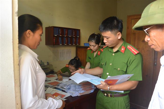 Công an phường Quỳnh Phương hướng dẫn người dân                   làm thủ tục cấp đổi CMND