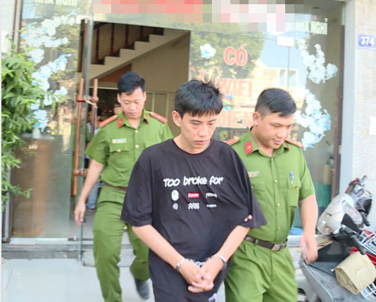 Cơ quan Công an dẫn giải đối tượng Nguyễn Giang Nam đến địa điểm mà y đã thực hiện hành vi dâm ô với cháu T.