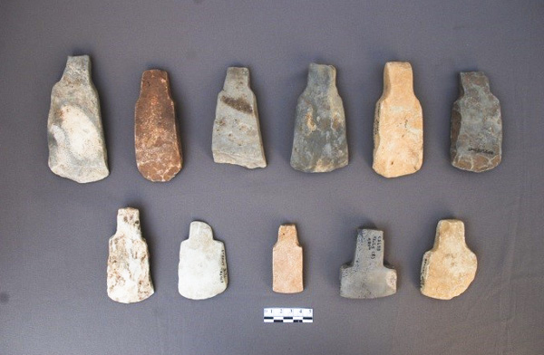 Một số công cụ đá được phát hiện trong tầng văn hóa tại di tích Gò Cây Me.