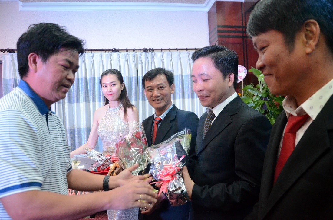 Anh Lê Văn Minh, Bí Thư Tỉnh Đoàn tặng hoa chúc mừng Ban điều hành nhiệm kỳ 5.