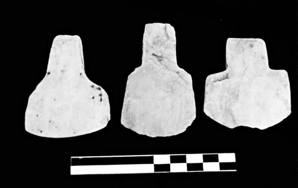 Dao đá được tìm thấy trong hố khai quật tại di tích Gò Cá Sỏi.