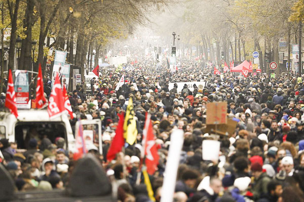 Tuần hành phản đối cải cách lương hưu tại Paris, Pháp. 