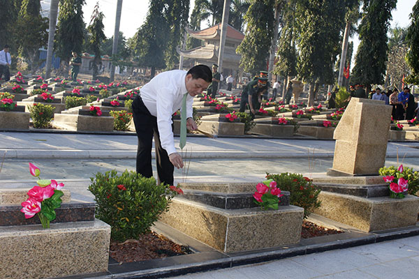 Ông Nguyễn Thành Long, Ủy viên Ban Thường vụ Tỉnh ủy, Quyền Chủ tịch UBND tỉnh thắp nhang tại các phần mộ liệt sĩ.
