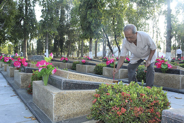 Ông Nguyễn Tuấn Minh, nguyên Bí thư Tỉnh ủy thắp nhang tại các phần mộ liệt sĩ.