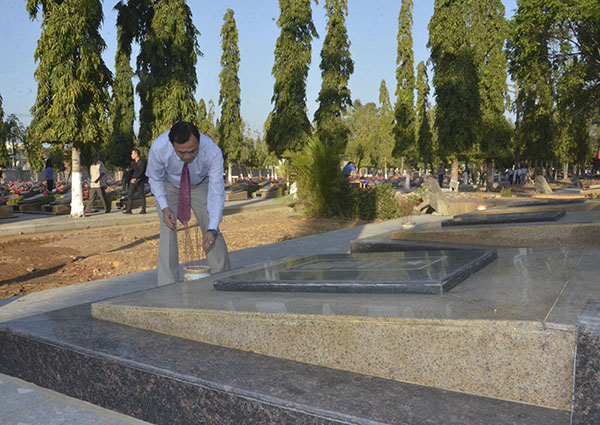 Ông Phạm Quang Khải, nguyên Phó Bí thư Thường trực Tỉnh ủy thắp nhang tại các phần mộ liệt sĩ.