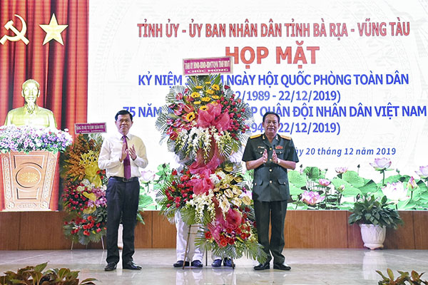 Ông Nguyễn Hồng Lĩnh, Ủy viên Trung ương Đảng, Bí thư Tỉnh ủy, Chủ tịch HĐND tỉnh tặng hoa chúc mừng Bộ CHQS tỉnh trong buổi họp mặt.