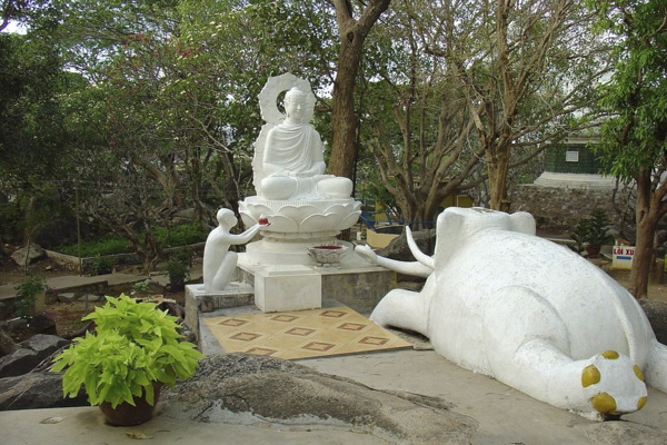 Tượng voi và khỉ dâng hoa lên Đức Phật. 