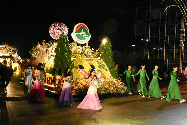 Diễu hành xe hoa khép lại lễ khai mạc Festival Hoa Đà Lạt.