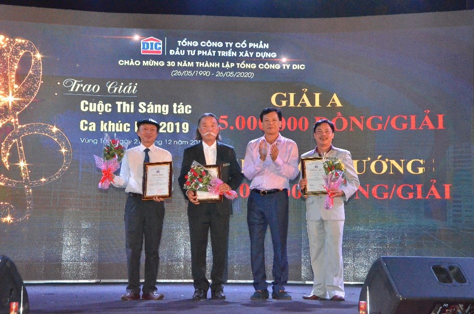 Ông Nguyễn Thiện Tuấn, Chủ tịch HĐQT Tổng Công ty DIC đã trao giải A và giải tác phẩm quy mô, công phu cho các nhạc sĩ. 