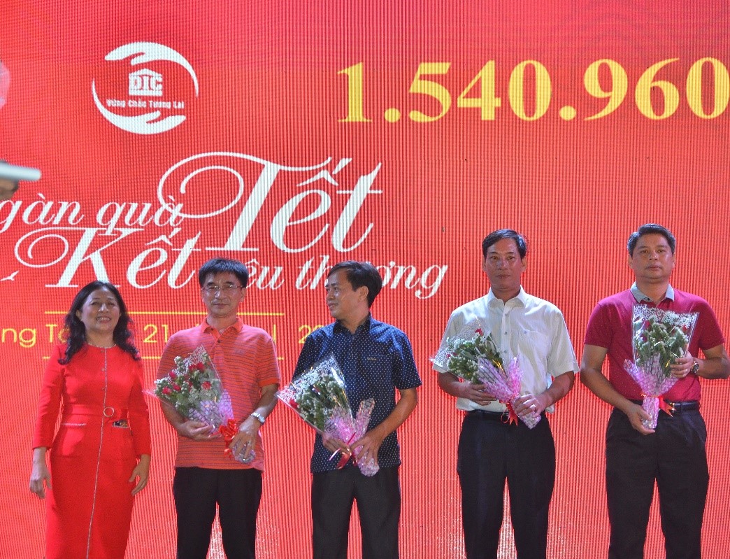 Bà Phan Thị Mai Hương, Chủ tịch Công đoàn Tổng Công ty DIC (bên trái) tặng hoa cảm ơn các đơn vị đã ủng hộ kinh phí cho chương trình “Ngàn quà Tết - Kết yêu thương”.