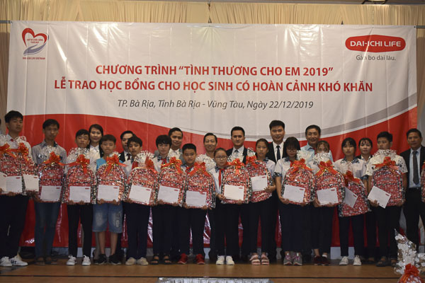 Đại diện lãnh đạo Công ty TNHH Bảo hiểm nhân thọ Dai-ichi Việt Nam trao học bổng cho HS nghèo của trường THCS Nguyễn Du (TP. Bà Rịa).